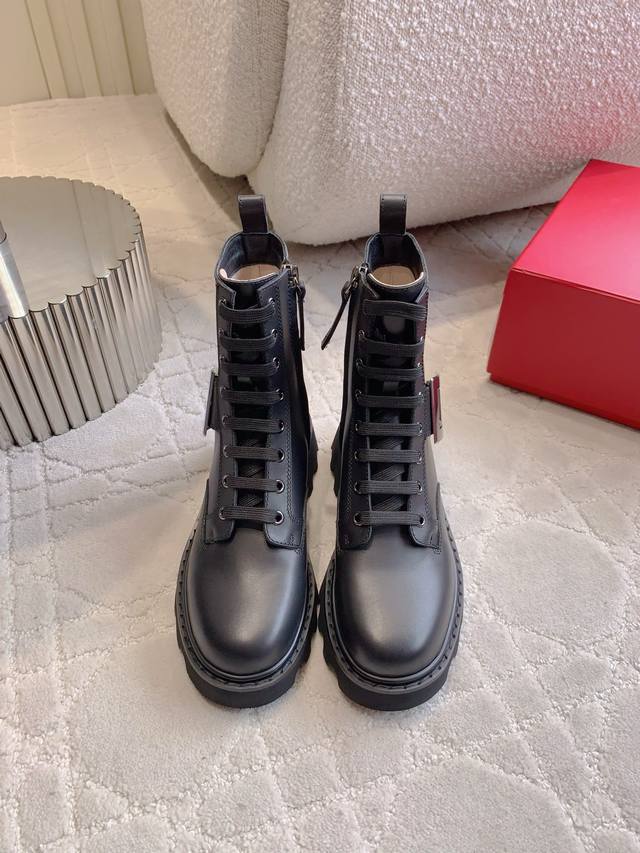 Suede leather surface Roger Vivie*s new square buckle thick-soled lace-up short