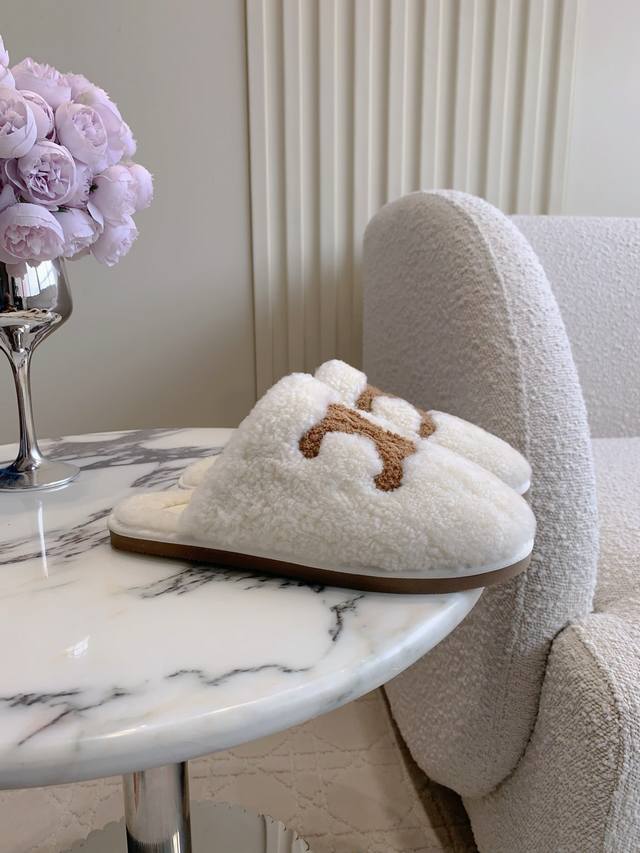 Factory price p Celin* new wool half slippers are a versatile and timeless pair