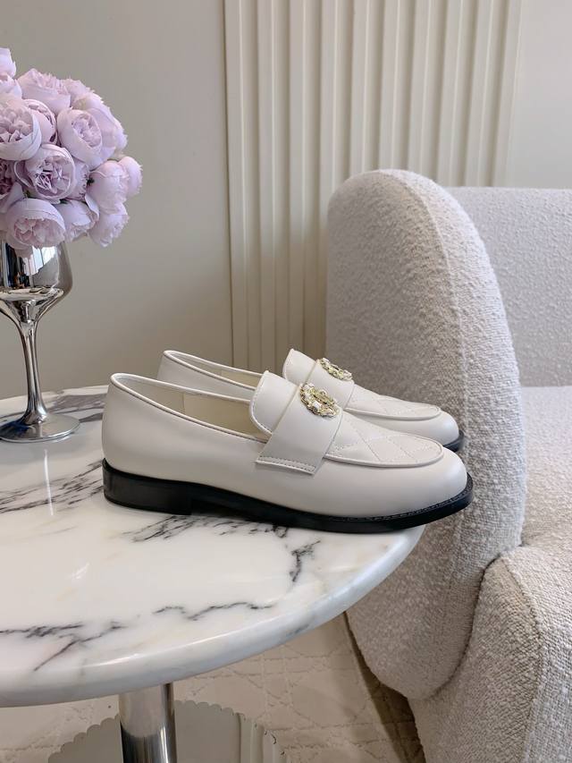 Factory price p Chane* new rhinestone buckle loafers. A classic, timeless silho