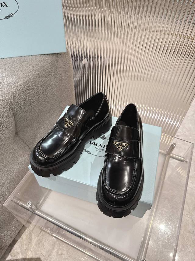 Prada's latest 2025 original 1:1 custom, worn by many influencers, this shoe, w