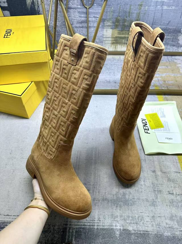 Fendi's latest hit knight high boots, brown suede material, the shoe leg is dec