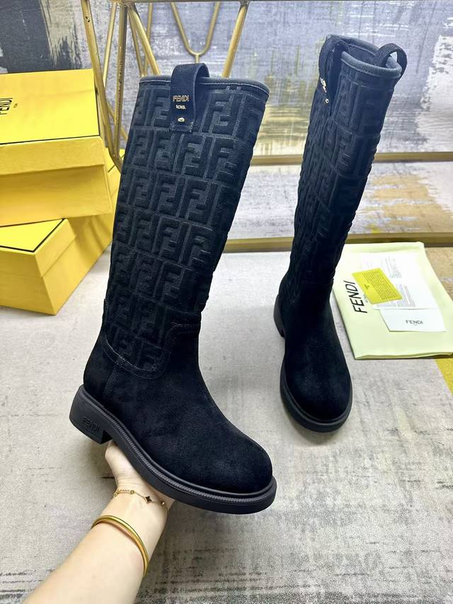 Fendi's latest hit knight high boots, black suede material, the shoe leg is dec