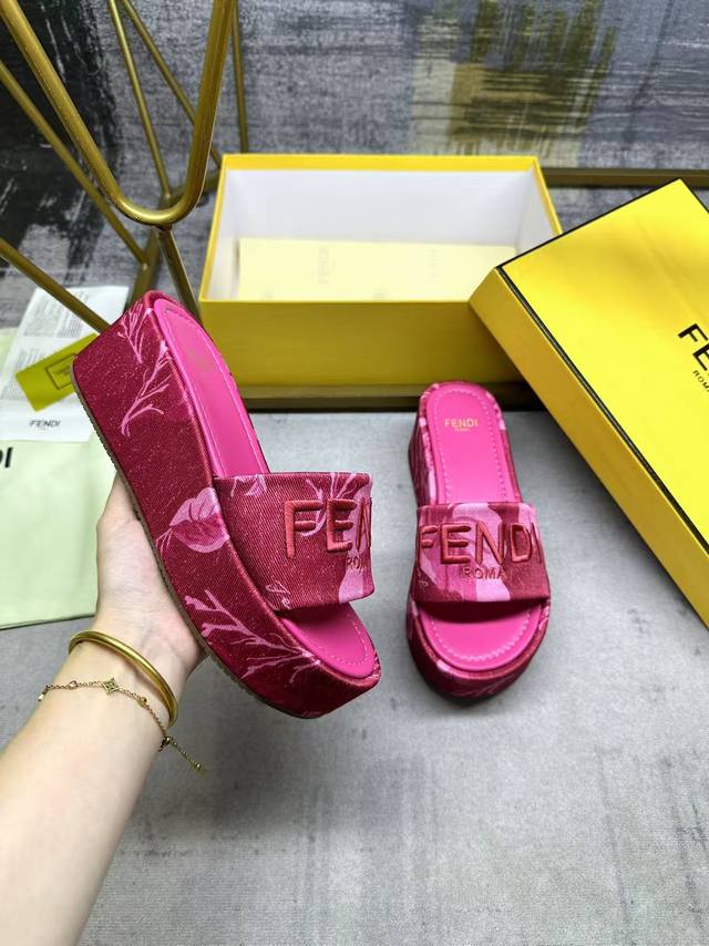 Fendi's latest hit wide-leg platform slippers, made of colorful printed fabric w