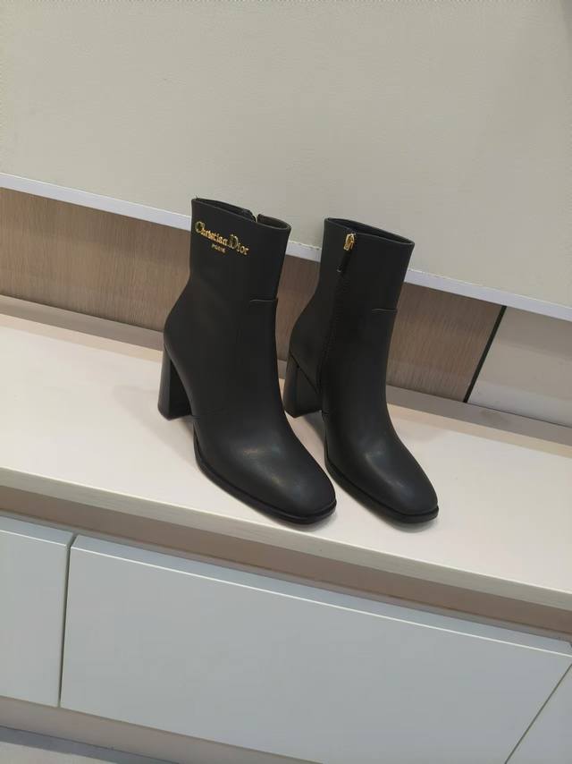 Factory Price: PP leather sole, rubber 390 The D-Major boot features distinctiv