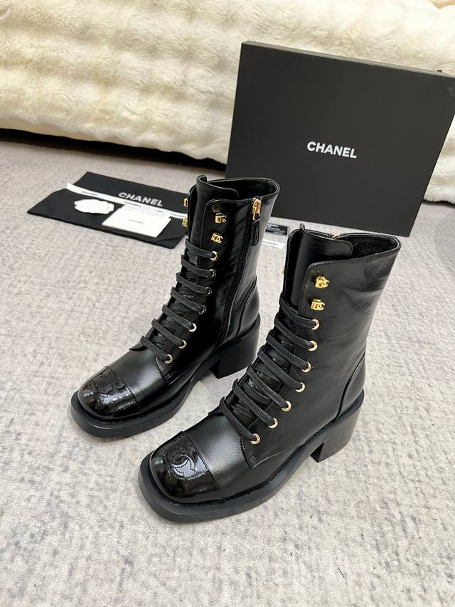 Chanel 2025 Martin boots, a collision of classic and fashion. The color matching