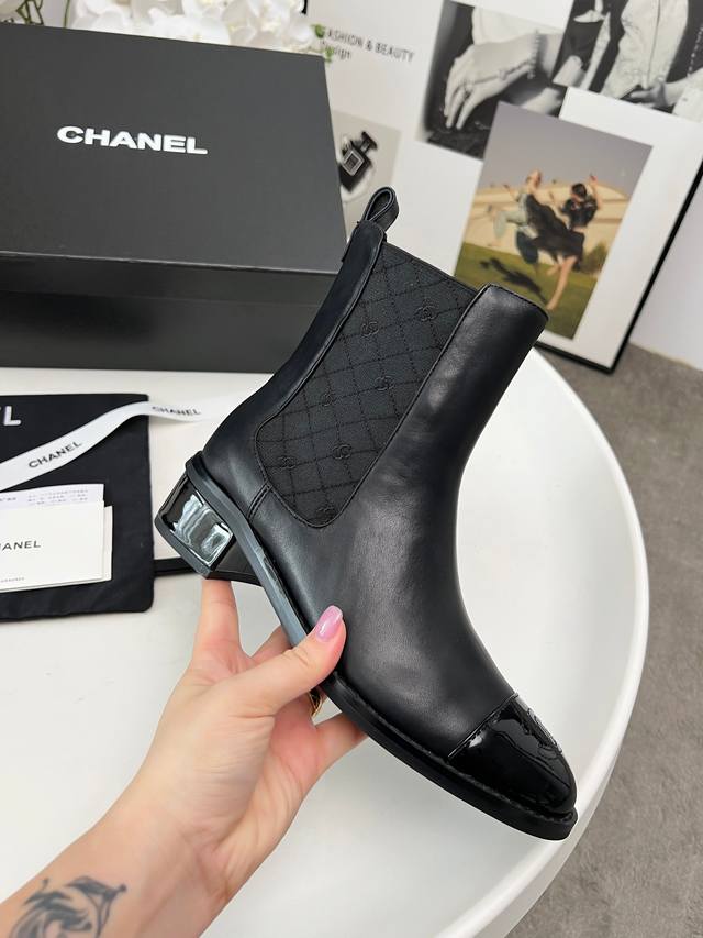 2025Chanel These Chanel boots have a classic color combination and a high-end fe