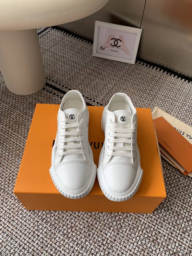 Diamond Surface Lv new sports shoes. The whole pair of shoes is purchased from