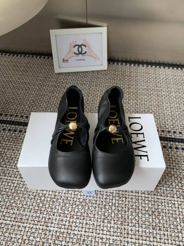 Loewe 25Ss Super Soft and Puffy Ballet Flats . These Pebble Softs are an elegan