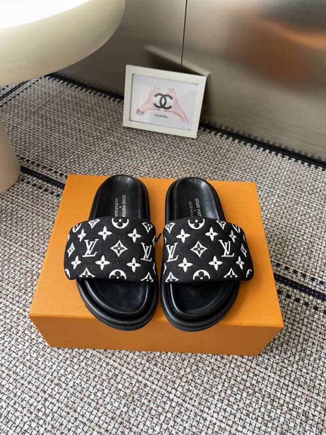 Lv 2025 popular embossed logo sandals. Pool pillow Comfort flat sandals. Made fr