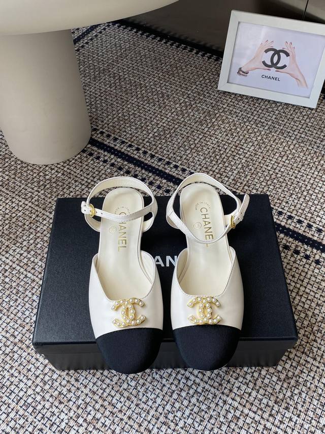 Chanel leather double C sandals. The entire pair of shoes is sourced from Zp, de