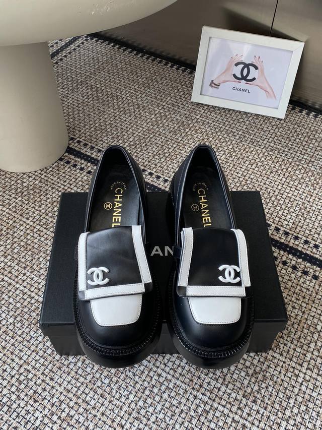 Chanel retro loafers. The entire pair of shoes is sourced from Zp, developed and