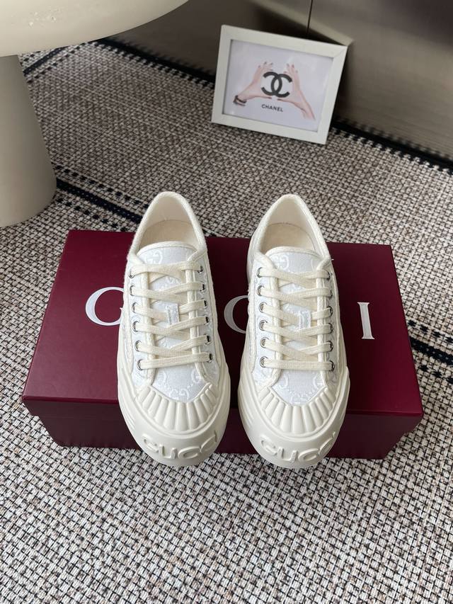 Gucci 25Ss new Gg canvas casual shoes. This sneaker is crafted with iconic Gg ca