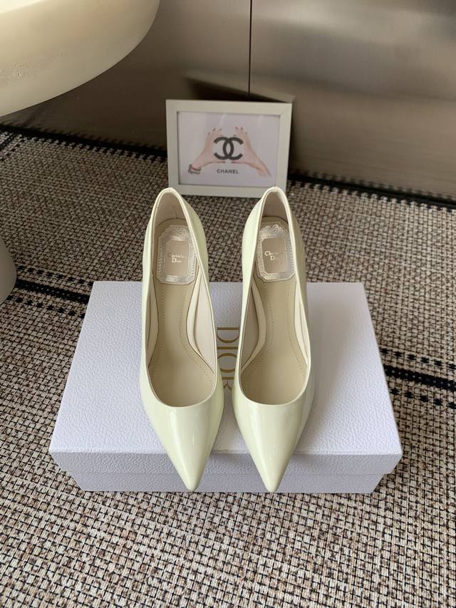 Dior 25Ss new spring/summer pointed-toe high-heeled shoes continue the Dior bran