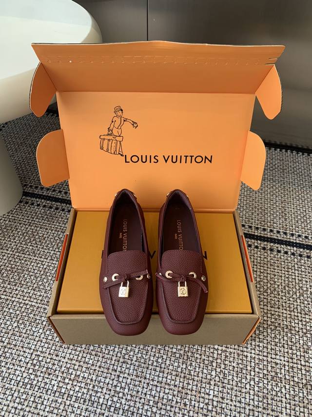 Louis Vuiton's new Flore loafer for the 25Ss. The Flore loafer boasts the relaxe