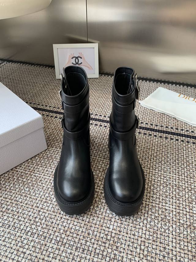 Top-of-the-line Dior D-Major platform boots, the same style worn by Dilireba. .