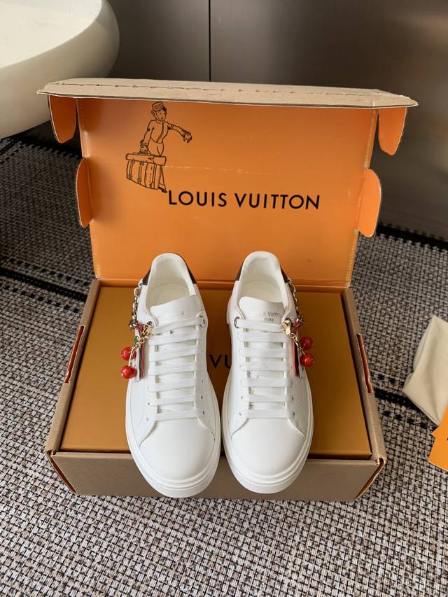 Accessories 60 Louis Vuitton casual white sneakers, highly recommended by influ