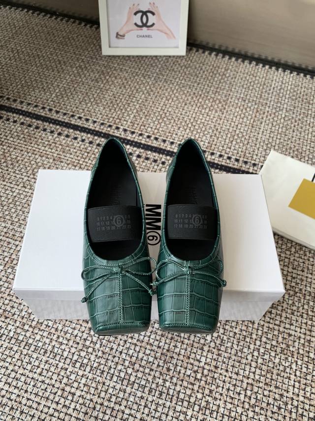 Mm6 Maison Magical's new, super-hot 25Ss square-toed, flat-soled Mary Jane balle