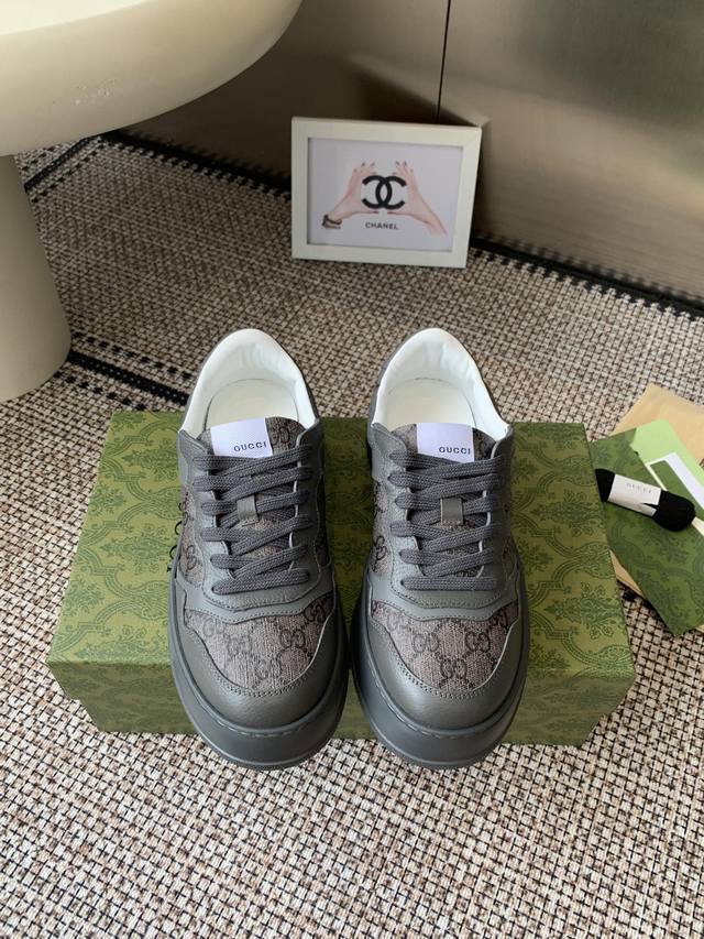 Men's Gucci new white sneakers are incredibly stylish and comfortable. These ve