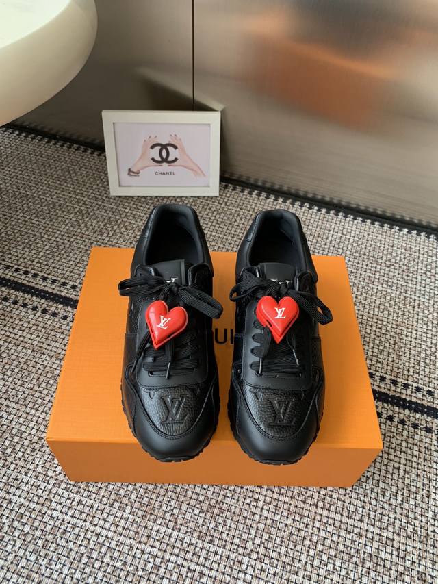 Accessories 60 Louis Vuitton classic men's sneakers. The iconic Run Away sneake