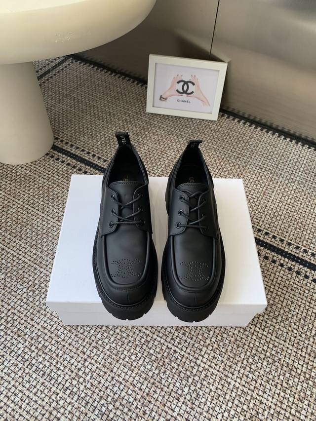 Celine's latest hit, the 25Ss thick-soled loafers, are truly unique. You absolut