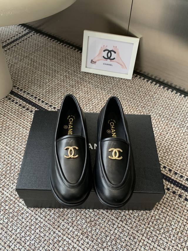 Chanel's new furry loafers, high-top version, are comfortable and comfortable. T