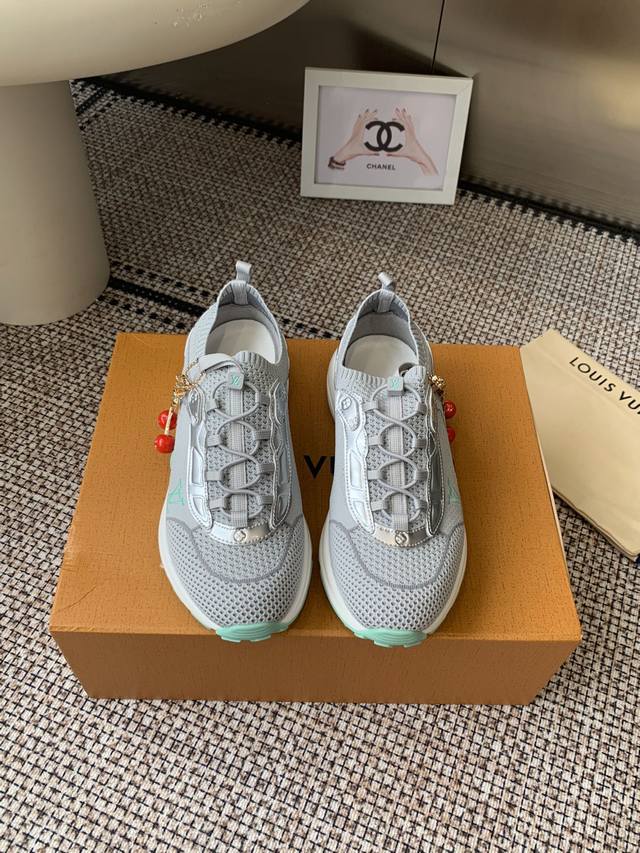 Accessories 60 Lv Louis Vuitton 25Ss new sneaker with socks. This sporty, stream