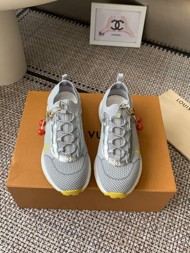 Accessories 60 Lv Louis Vuitton 25Ss new sneaker with socks. This sporty, stream