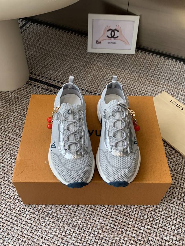 Accessories 60 Lv Louis Vuitton 25Ss new sneaker with socks. This sporty, stream