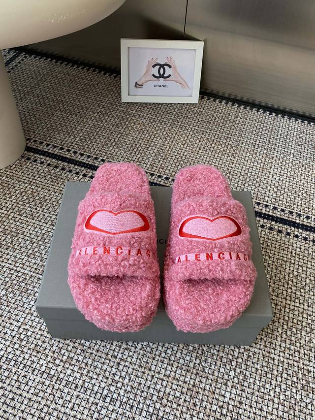 Thick-soled Balenciaga 25Ss autumn and winter wool slippers . The upper feature