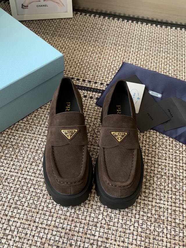 Prada's new 25Ss thick-soled Mary Jane shoes. Retro and stylish, the avant-garde