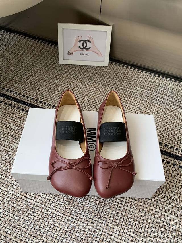 Mm6 Margiela 25Ss latest bow-knot shoes . Classic square toe, retro suede desig