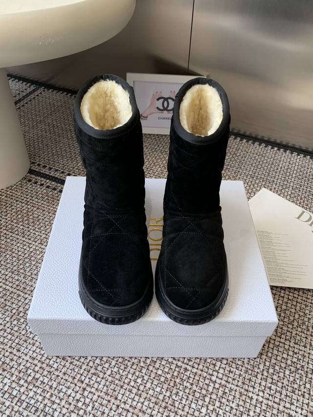 Dior's new autumn/winter snow boots ( ). These Dior ankle boots cleverly incorpo