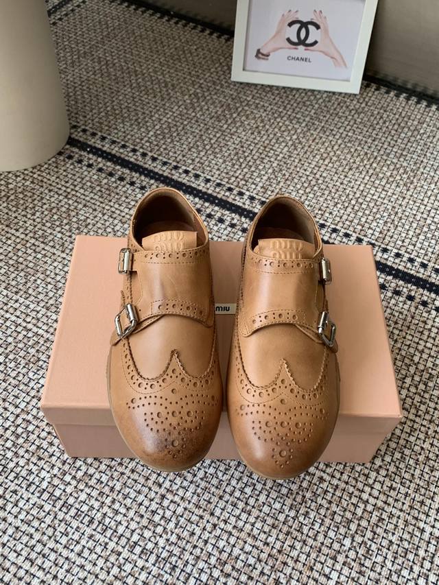 Miu Miu 25Ss new retro Dexter sneakers . Detailed details from the Miu Miu coll