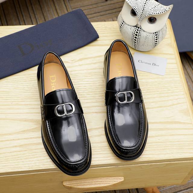 Dior's new casual men's shoes are now available at Dior's official Hong Kong cou