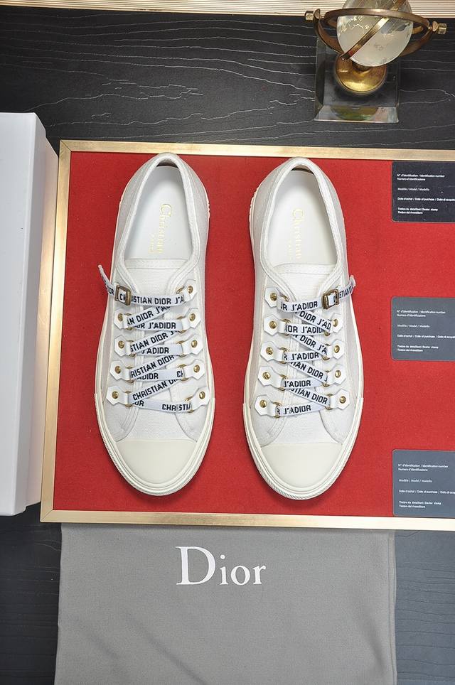 Dior Walk 'N'Dior embroidered cotton couple's casual shoes feature a sturdy tex