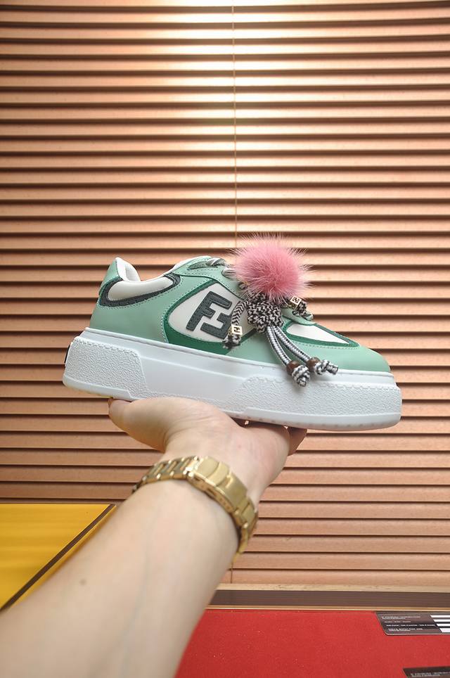 Factory price p Fendi's latest couple's style, the same style as many celebriti