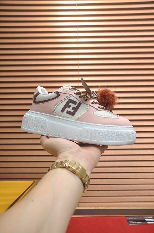 Factory Price: p Fendi's latest couple's style, a favorite among many celebriti