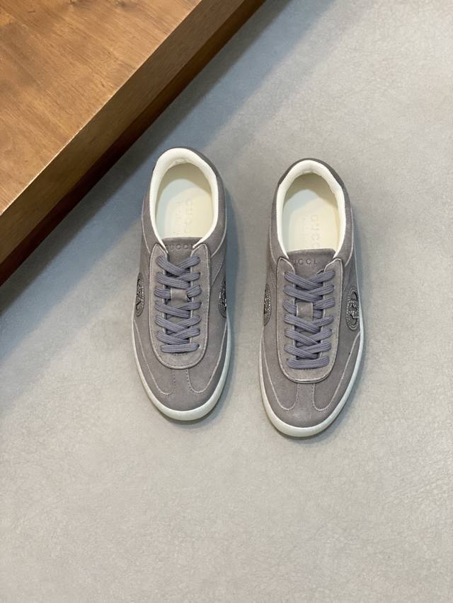 Gucc*~ Low-top lace-up sneakers, crafted from expertly crafted fabrics, exude a