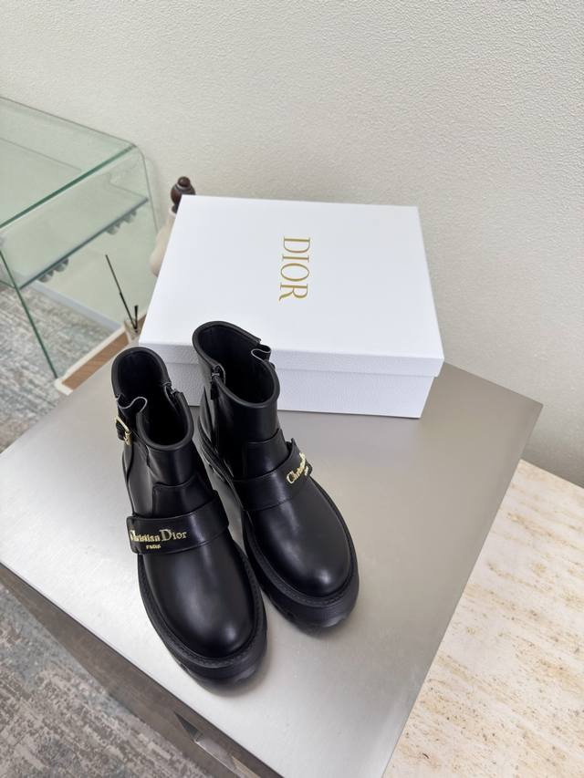 Dior thick-soled ankle boots with metal lettering and logo decoration. . Origin