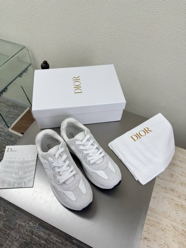 c D-letter Forrest Gump couple's Dior sneakers. Original. White top-grain cowhid