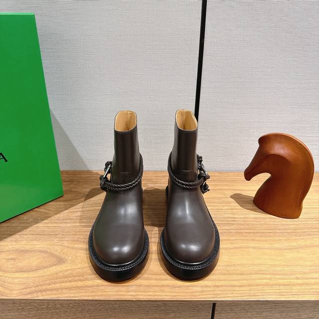 Factory Bv women's James boot family elements Bottega Venet*. Matching hardware