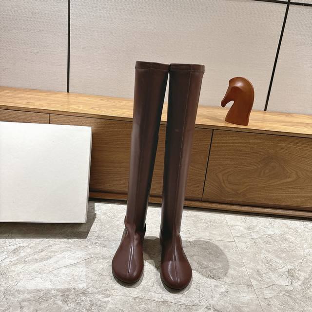 Factory Carven is a brand with French elegance. Its women's stretch boots usuall