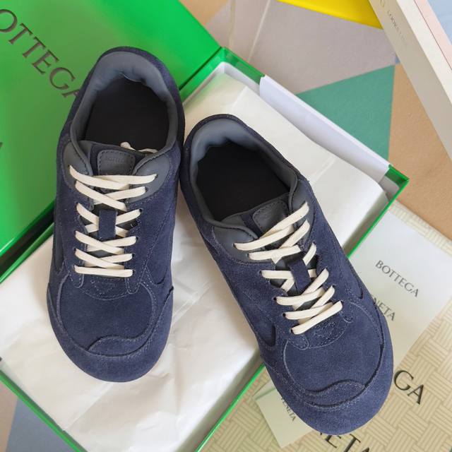 Top version: Couple's version Bottega Veneta Bv's latest Orbit Flash series coup