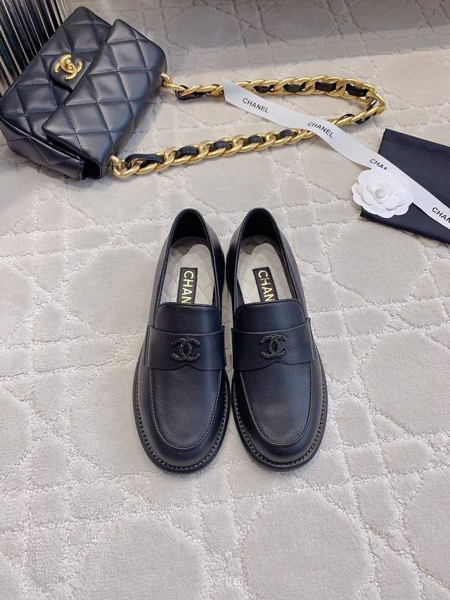 Factory price p Chane* new diamond-buckle loafers. Classic logo embellishment.