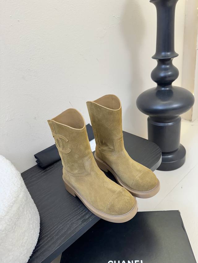 Chanel* New Fall/Winter Collection These knight boots are truly stylish, featuri