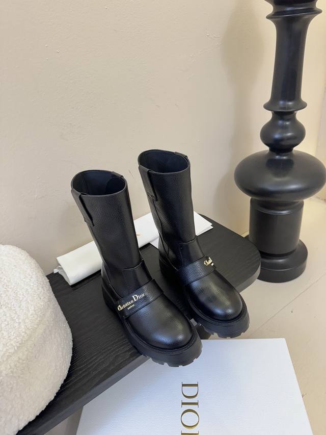 Dior's classic autumn and winter Martin boots are highly recommended by celebrit