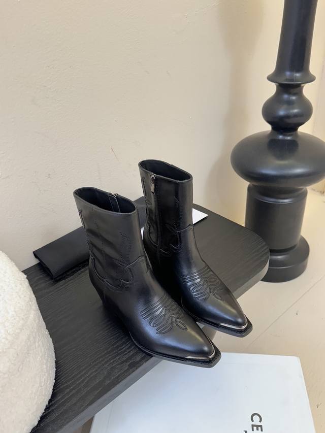 Celine's latest autumn and winter retro fashion ankle boots are highly recommend