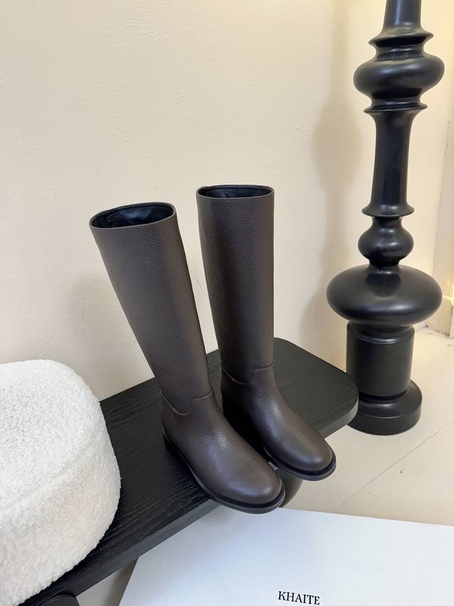 Khaite 25Ss new fall/winter simple lychee-grained round-toe flat-heeled knight