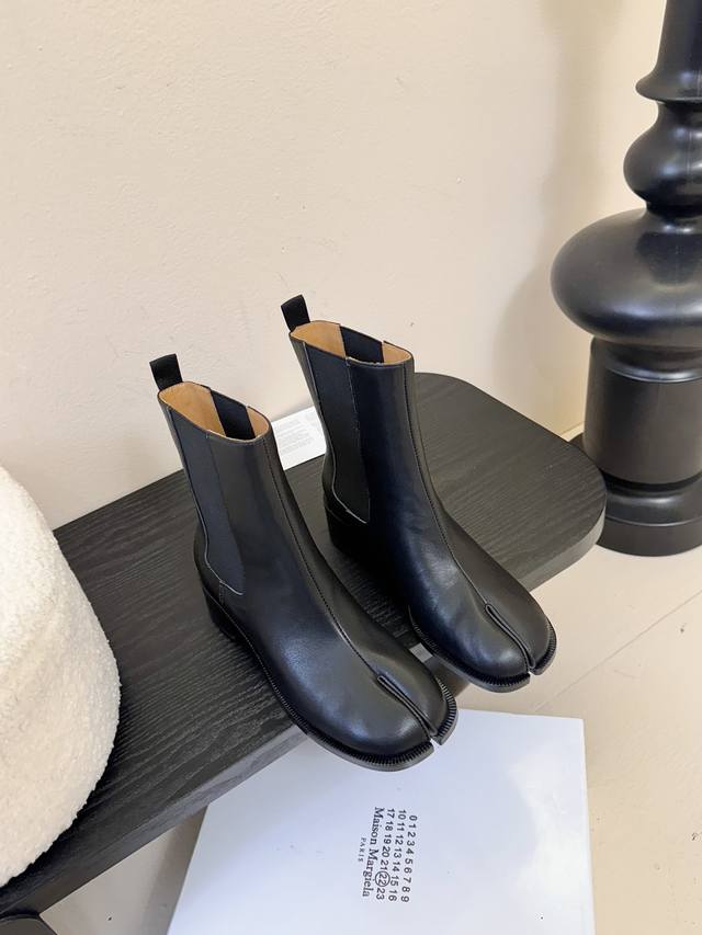 Mm6 Classic Split-Toe Ankle Boots . A cute, versatile and comfortable design wi