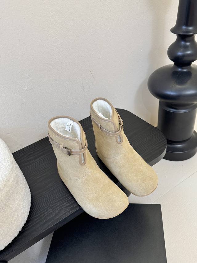 Untitlab, the niche fashion brand 25Ss, has released its new fall/winter round-t